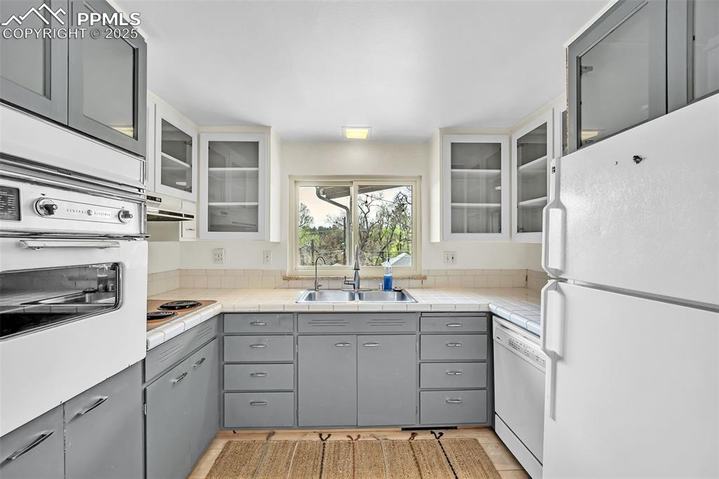 Image 24 of 47: Kitchen