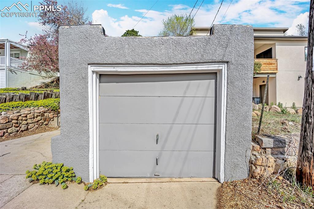 Image 28 of 47: Garage