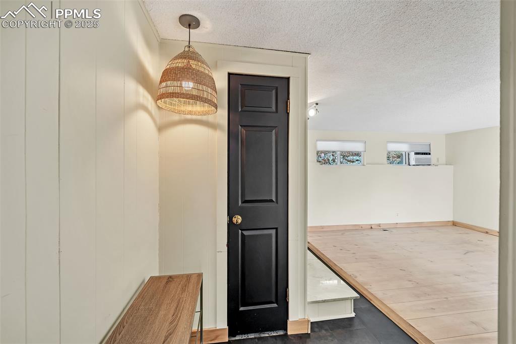 Image 7 of 47: Entry