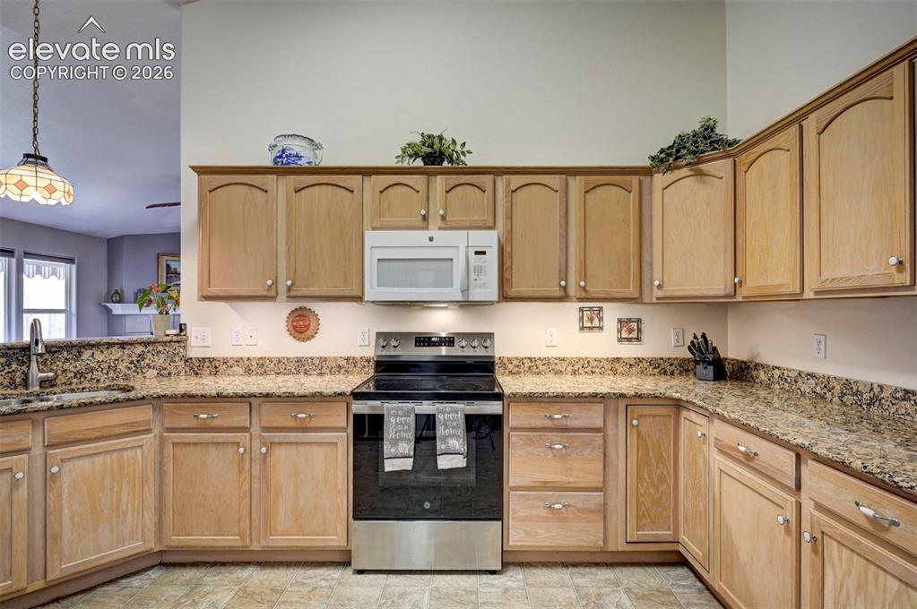 Image 12 of 50: Kitchen