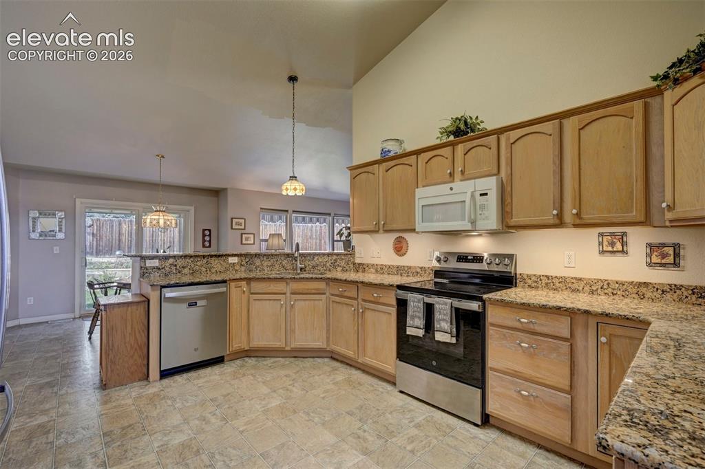 Image 13 of 50: Kitchen