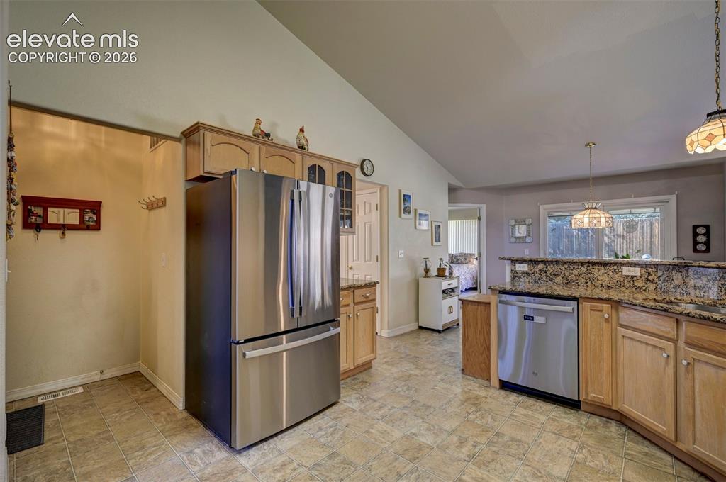 Image 14 of 50: Kitchen