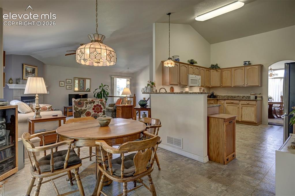 Image 15 of 50: Eat-in Country Kitchen          
