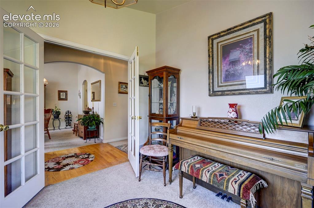 Image 5 of 50: Sitting Room