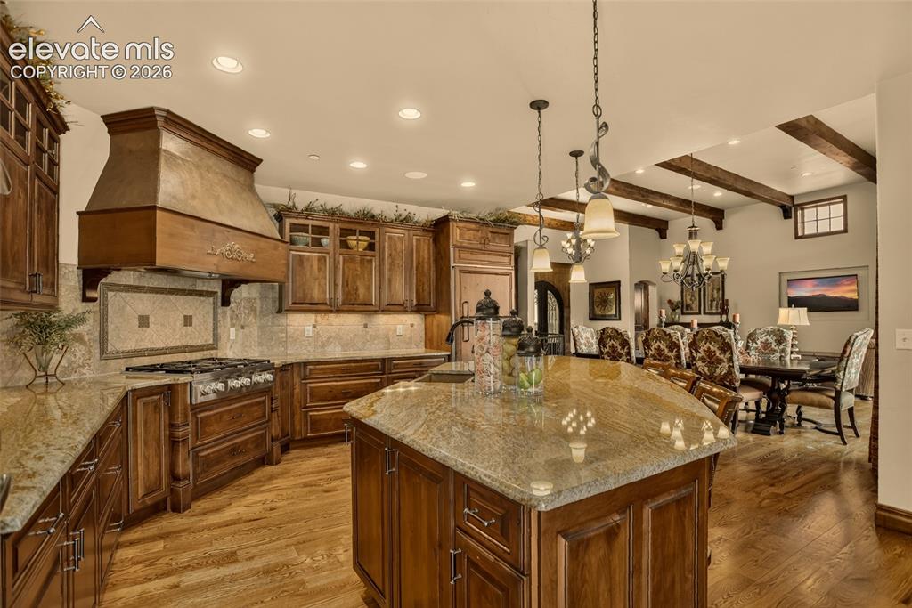 Image 10 of 50: Dining Area