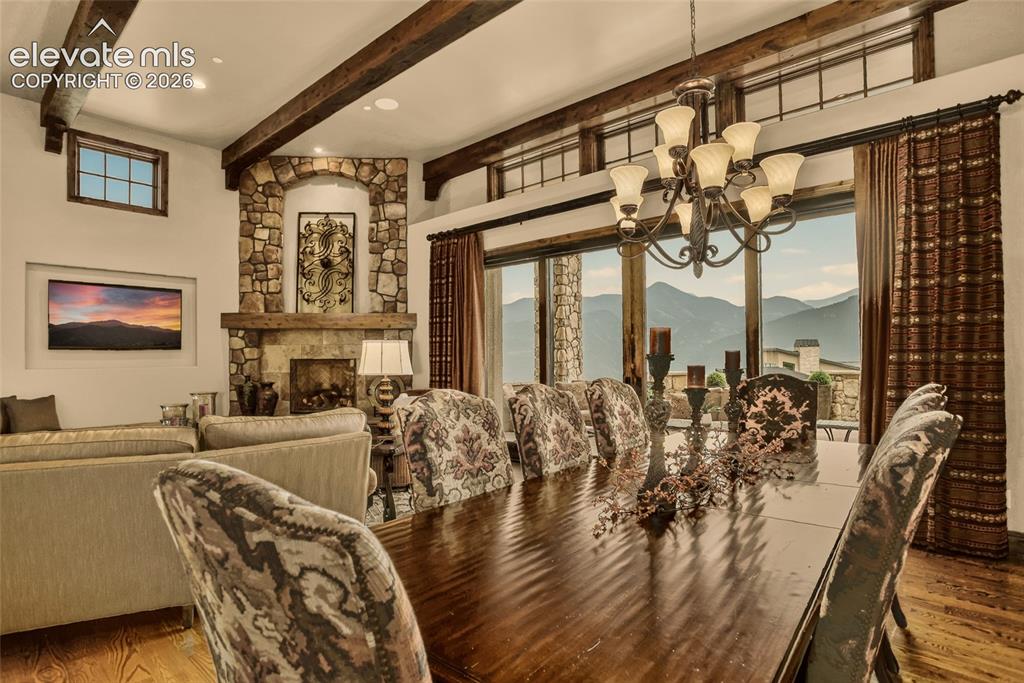 Image 8 of 50: Living Room