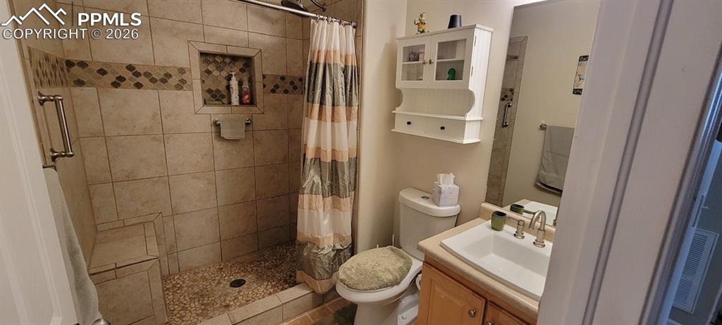 Image 10 of 13: Bathroom