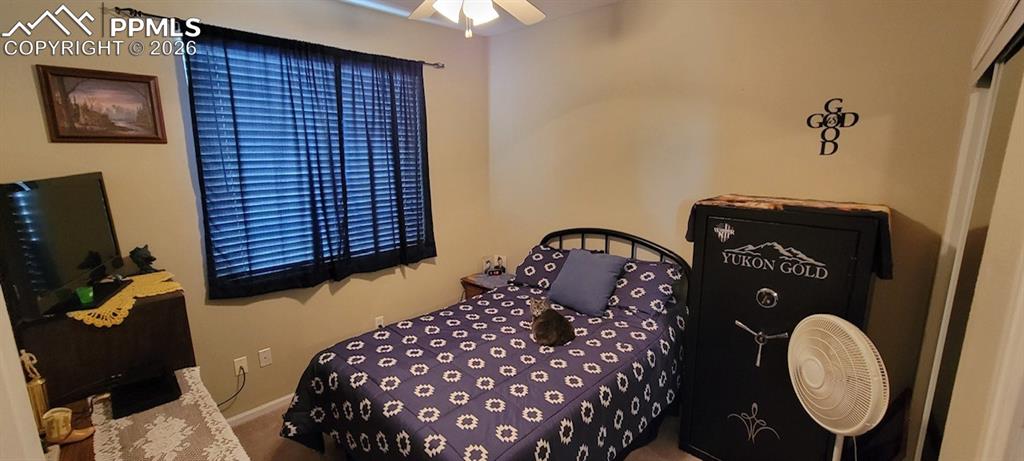 Image 16 of 21: Bedroom