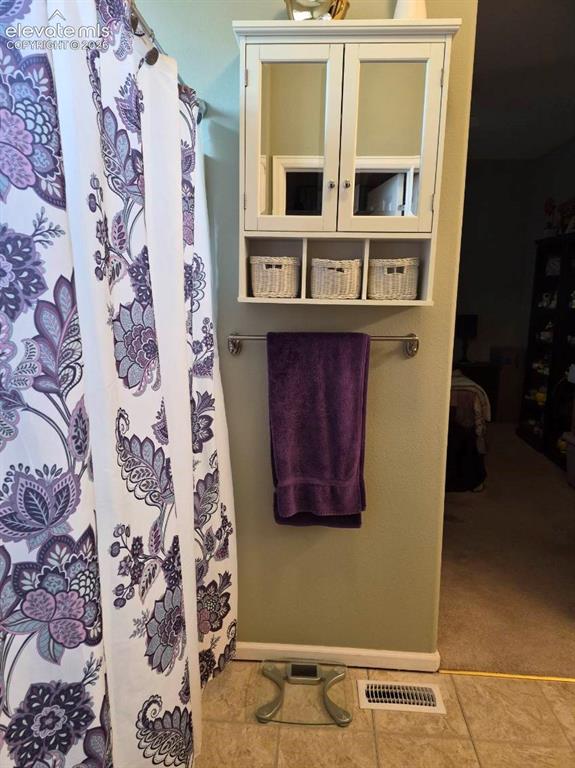 Image 16 of 24: Bathroom