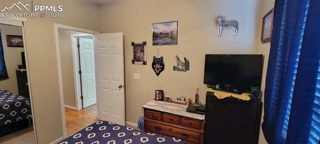 Image 17 of 21: Bedroom