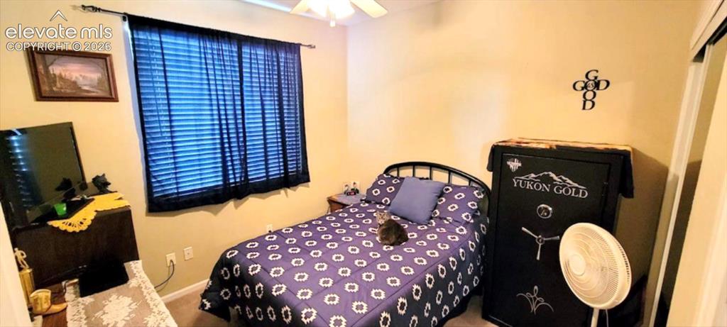Image 20 of 24: Bedroom
