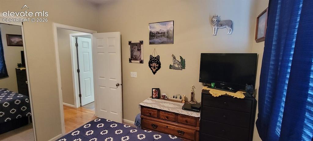 Image 21 of 24: Bedroom