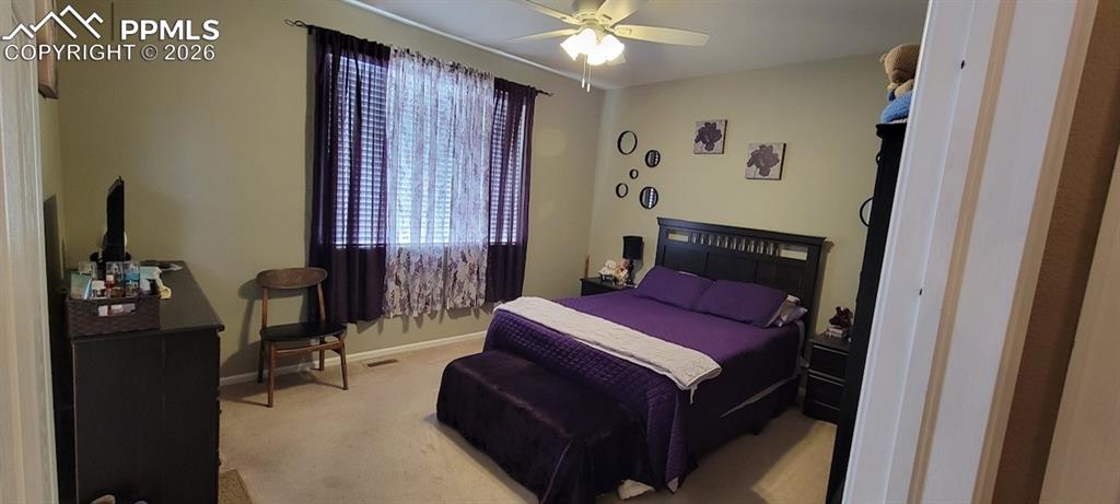 Image 7 of 13: Bedroom