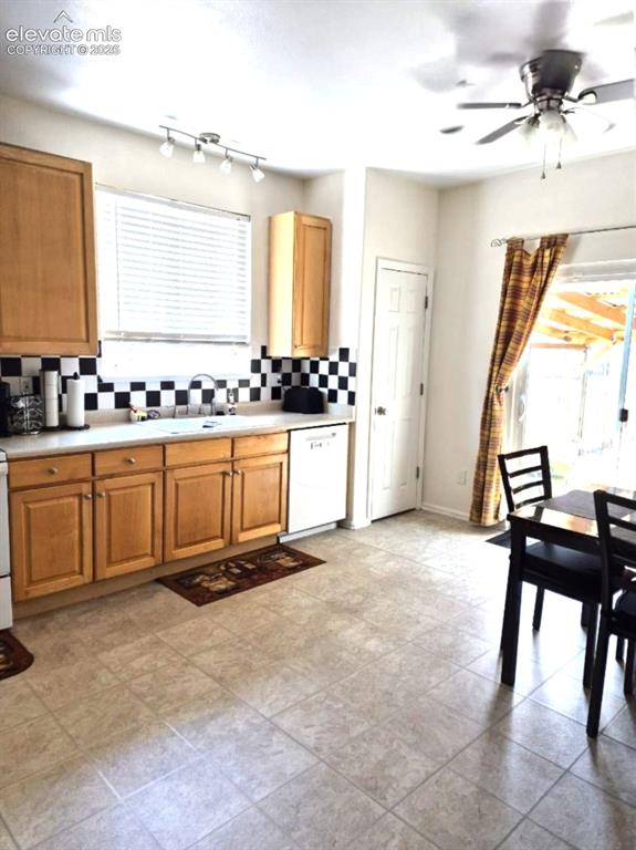 Image 7 of 24: Kitchen