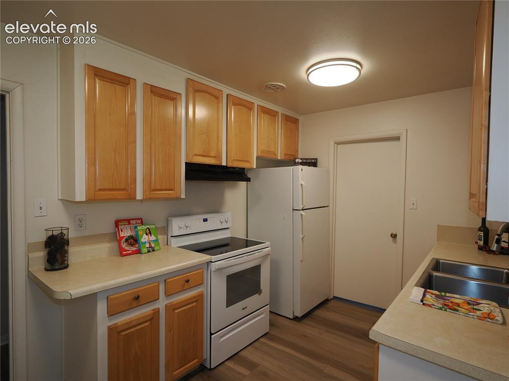 Image 8 of 35: Kitchen