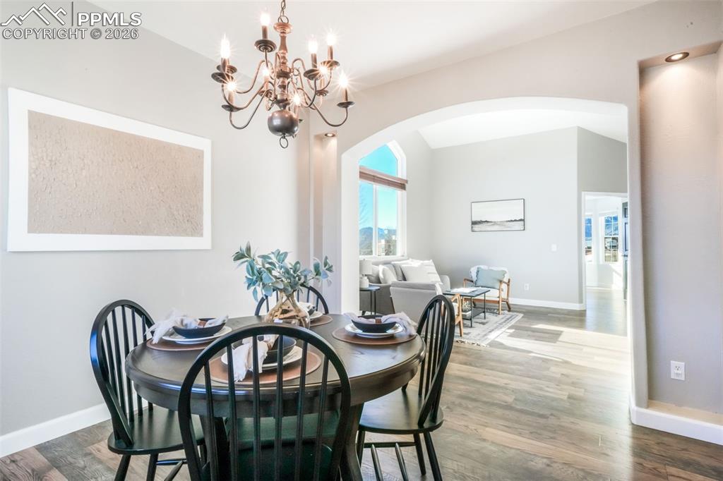 Image 11 of 50: Dining Area