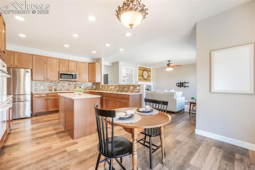 Image 16 of 50: Kitchen