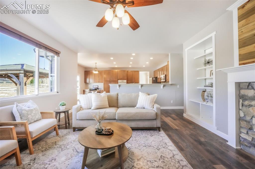 Image 19 of 50: Living Room