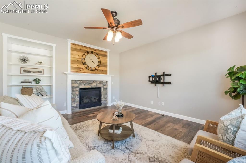 Image 20 of 50: Living Room