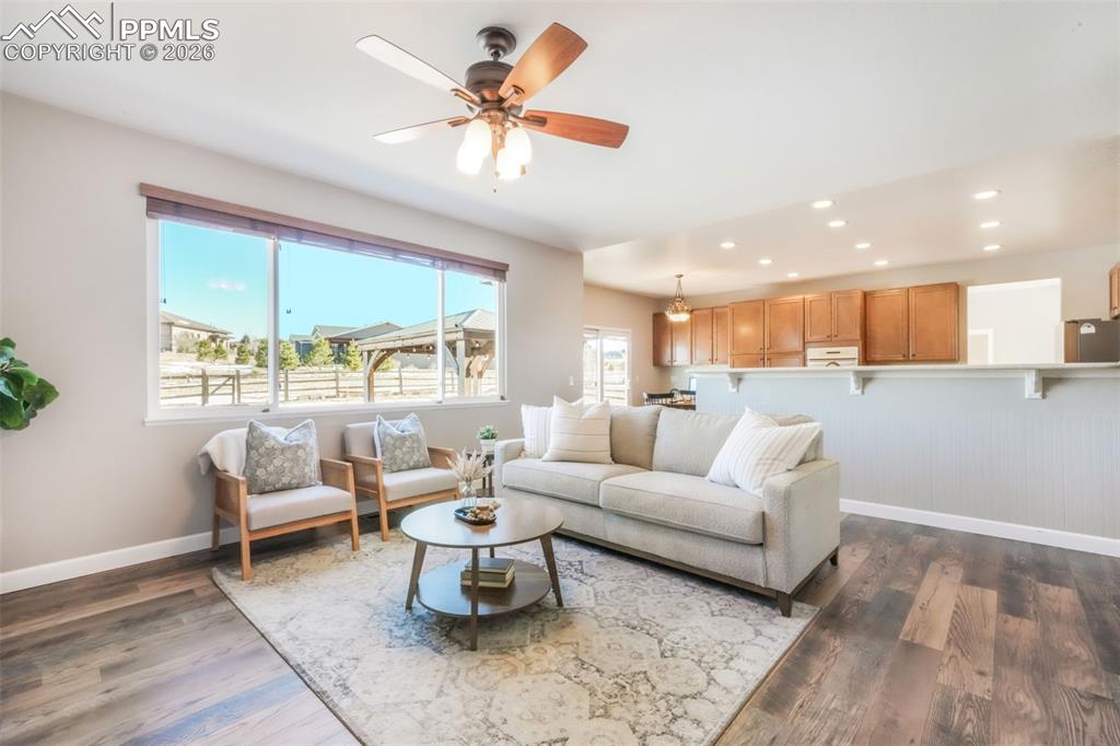 Image 21 of 50: Living Room