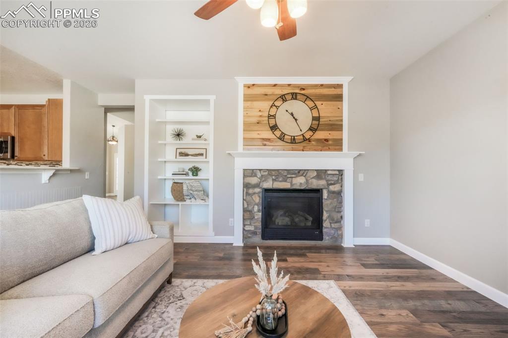 Image 23 of 50: Living Room