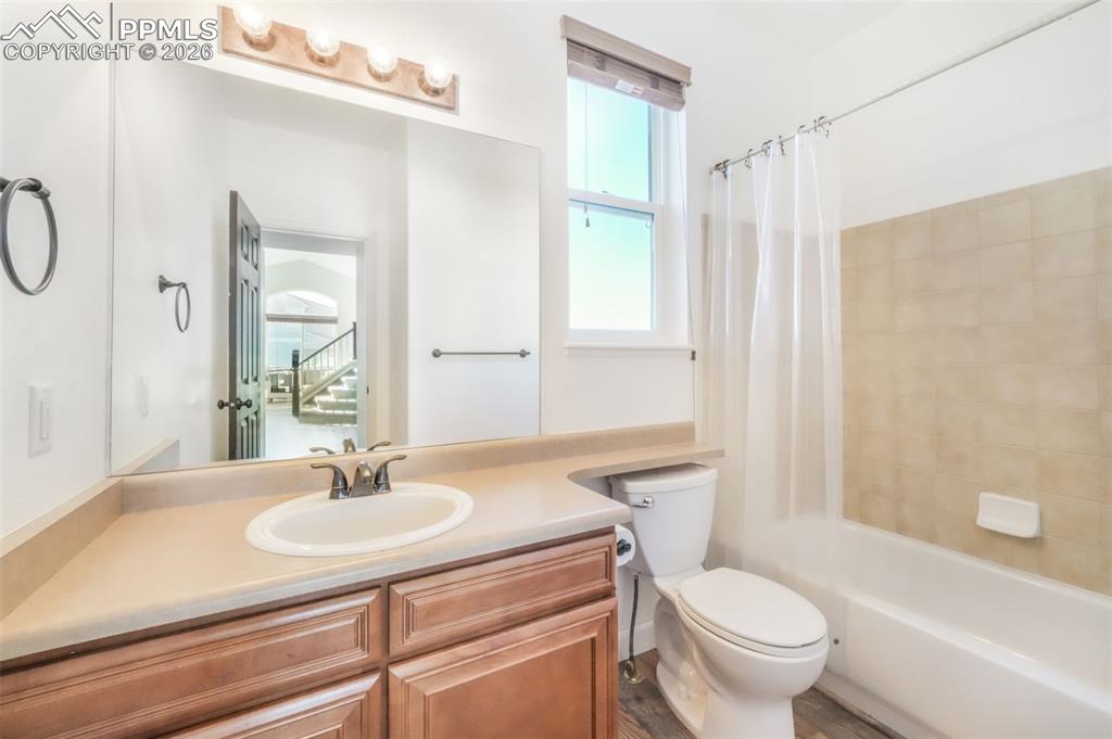 Image 26 of 50: Bathroom