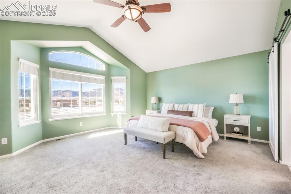 Image 34 of 50: Bedroom