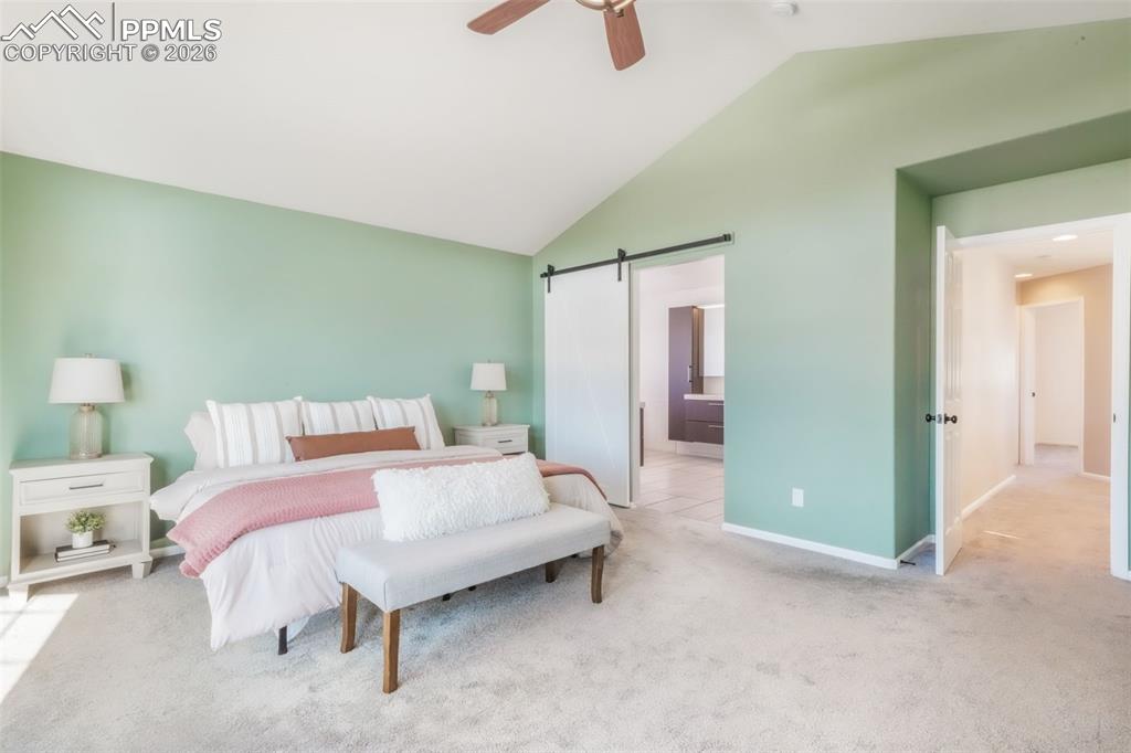 Image 35 of 50: Bedroom