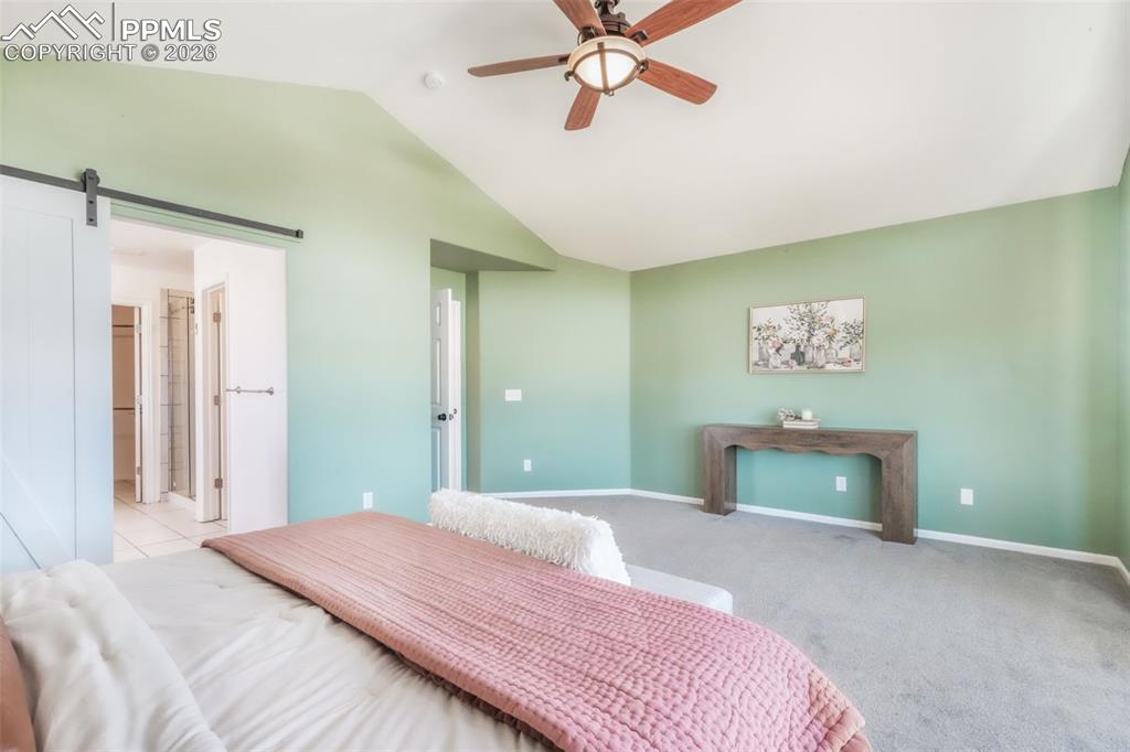 Image 36 of 50: Bedroom