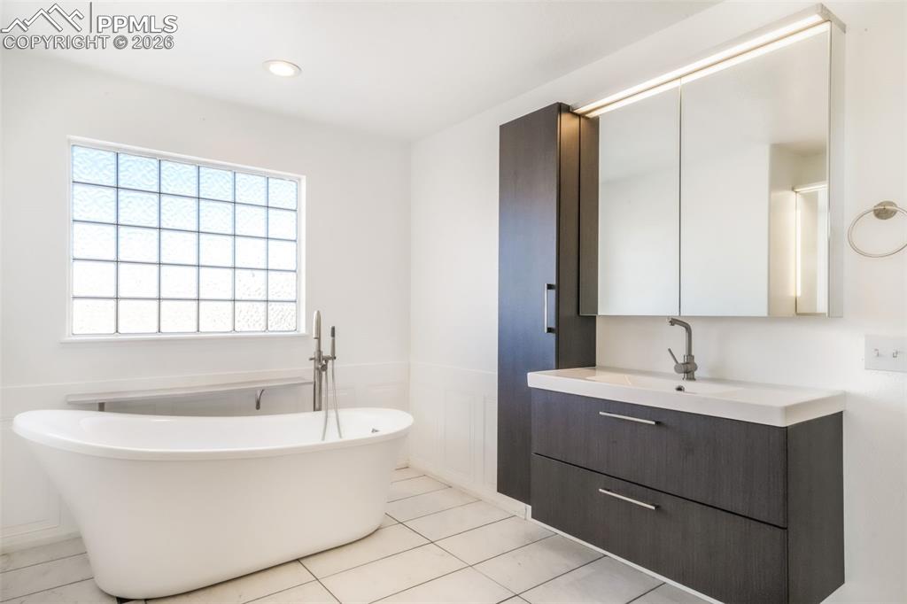 Image 38 of 50: Bathroom