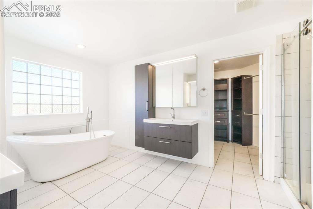 Image 42 of 50: Bathroom