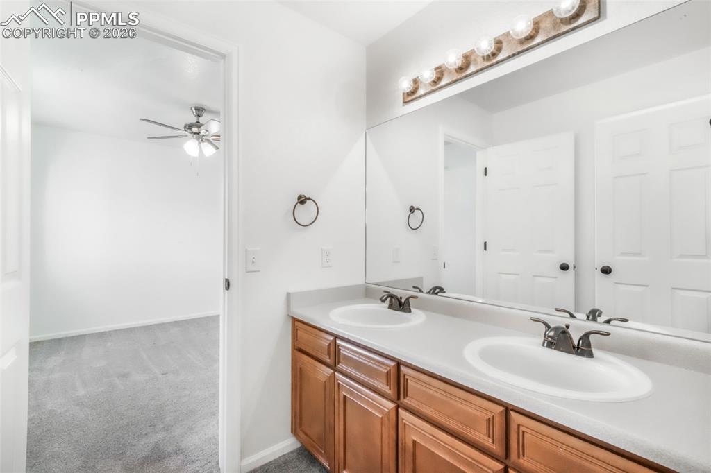 Image 43 of 50: Bathroom