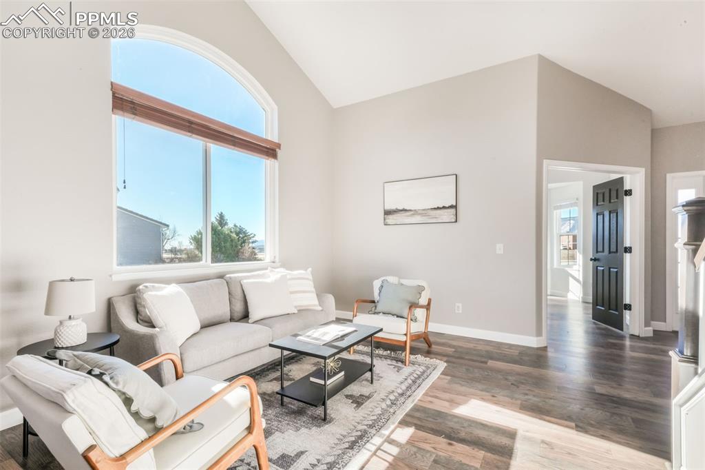 Image 7 of 50: Living Room