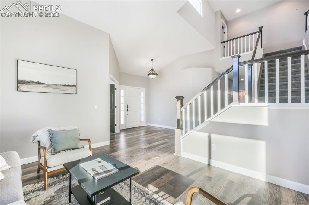 Image 8 of 50: Living Room