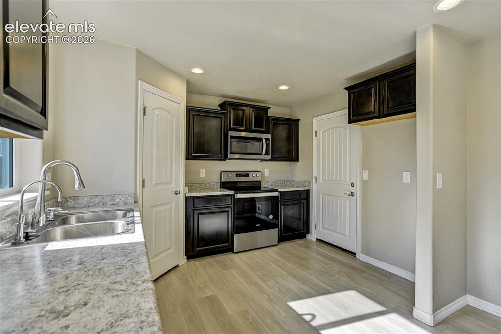 Image 14 of 47: Kitchen