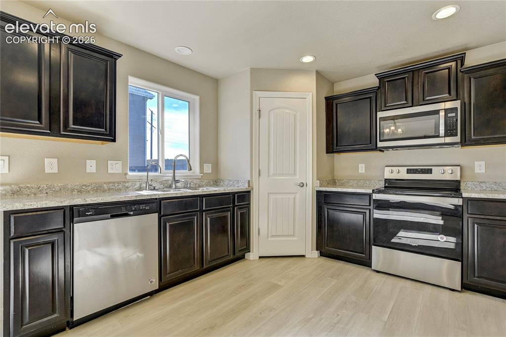 Image 15 of 47: Kitchen