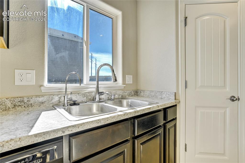 Image 16 of 47: Kitchen