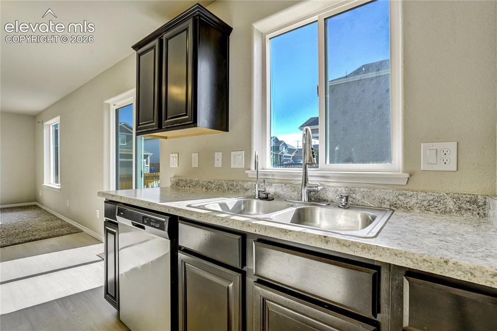Image 17 of 47: Kitchen