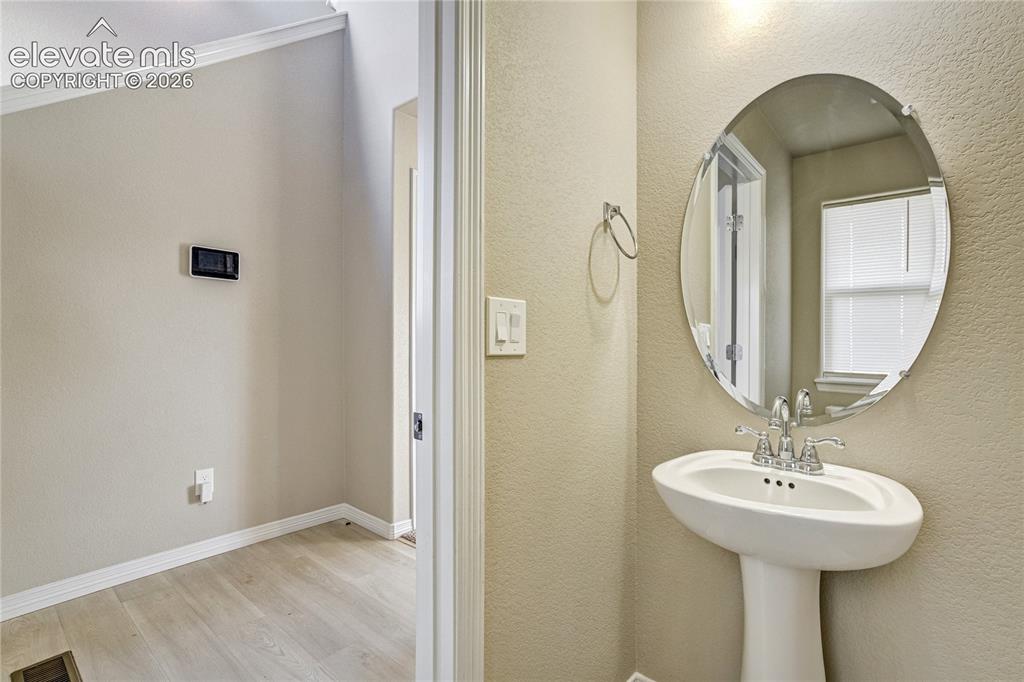Image 22 of 47: Bathroom