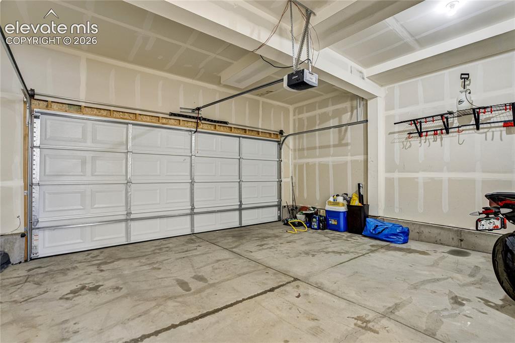 Image 43 of 47: Garage