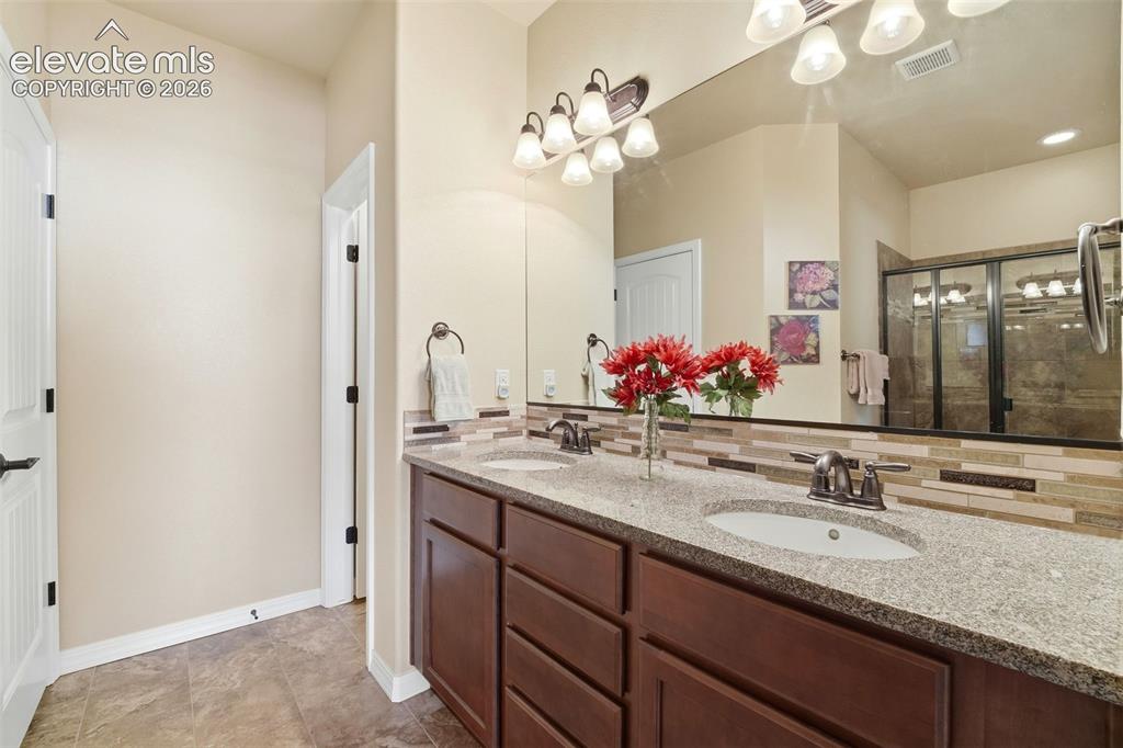 Image 16 of 37: Bathroom