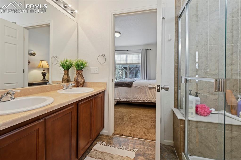 Image 18 of 39: Bathroom