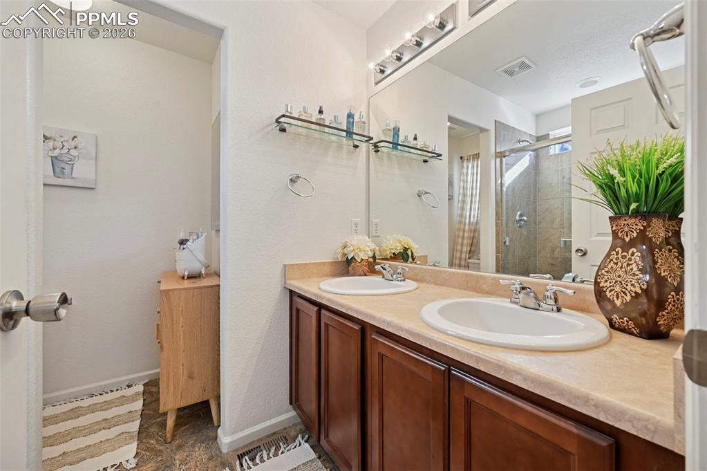 Image 19 of 39: Bathroom