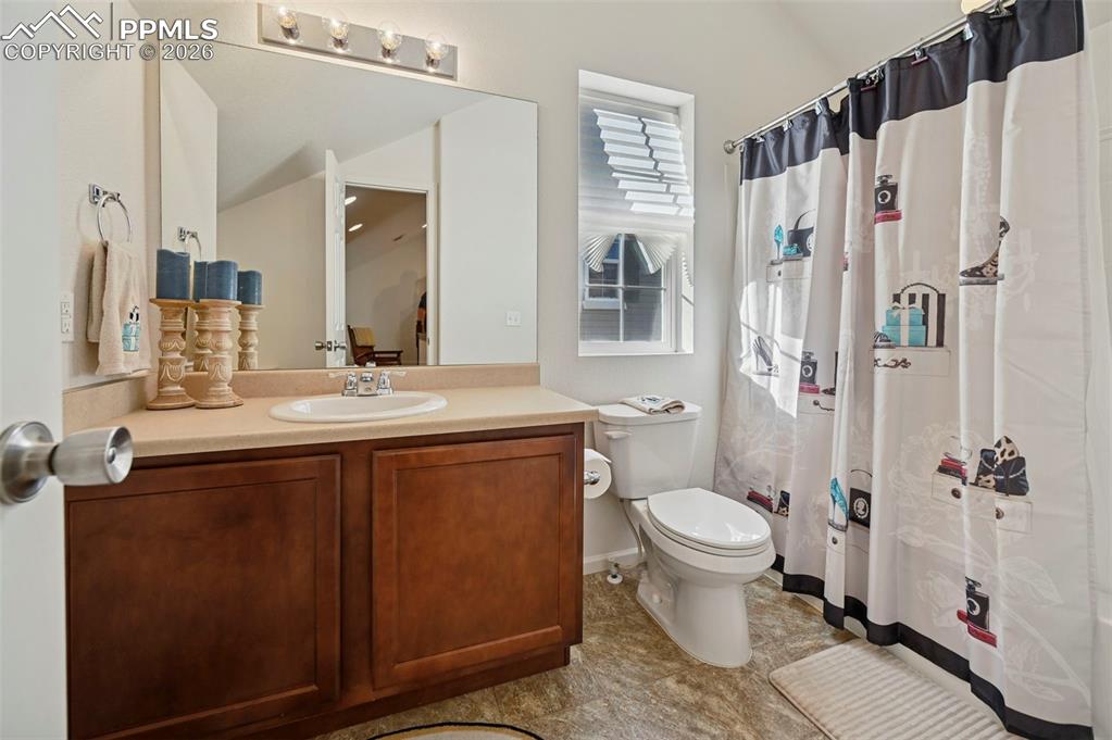 Image 27 of 39: Bathroom