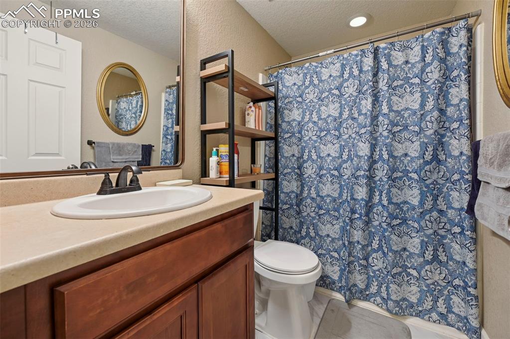 Image 33 of 39: Bathroom