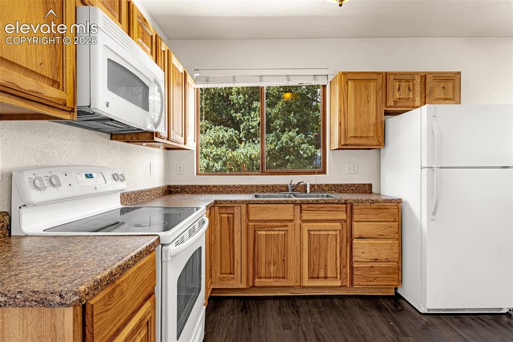 Image 44 of 48: Kitchen