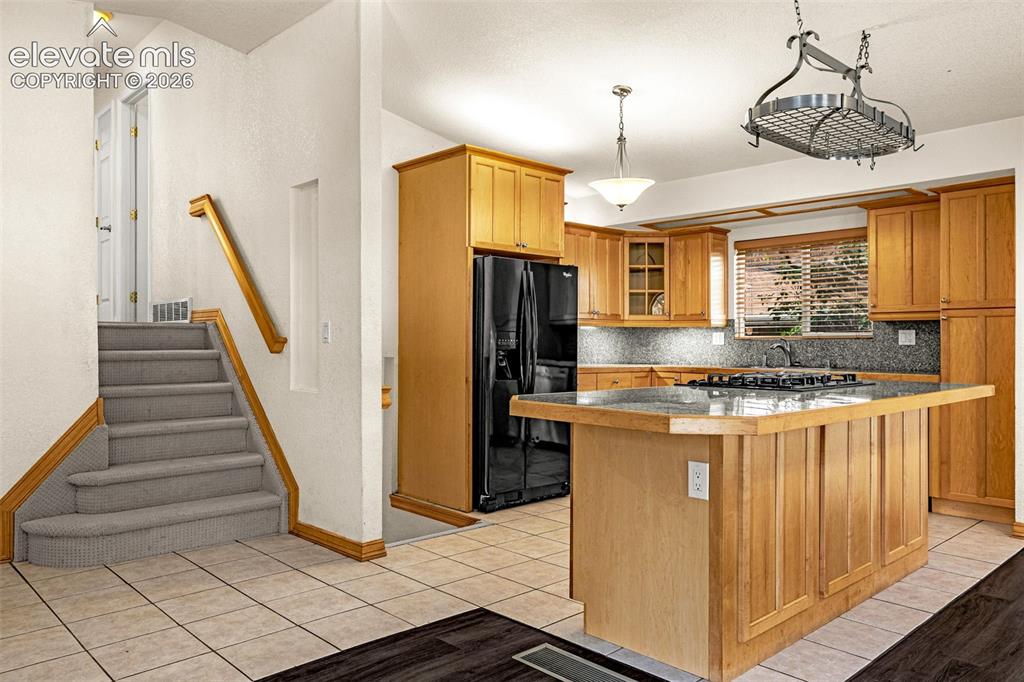 Image 7 of 48: Kitchen