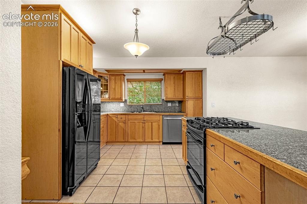 Image 8 of 48: Kitchen