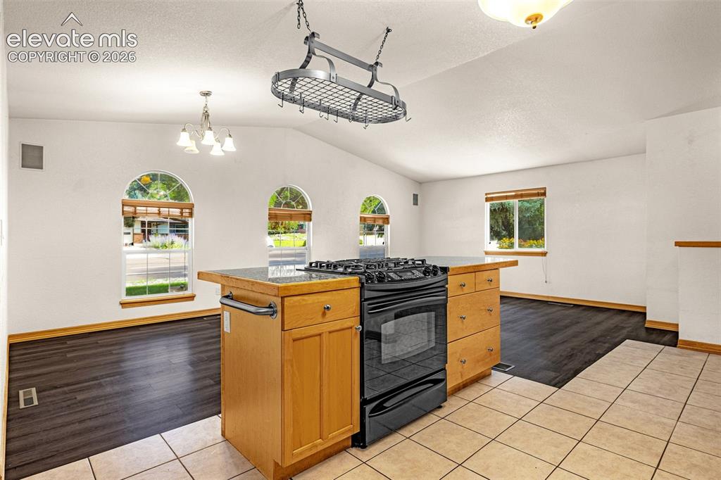Image 9 of 48: Kitchen