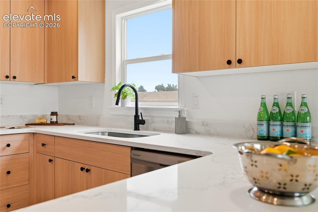 Image 11 of 30: Kitchen